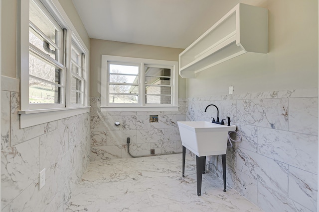 bathroom featuring tile walls