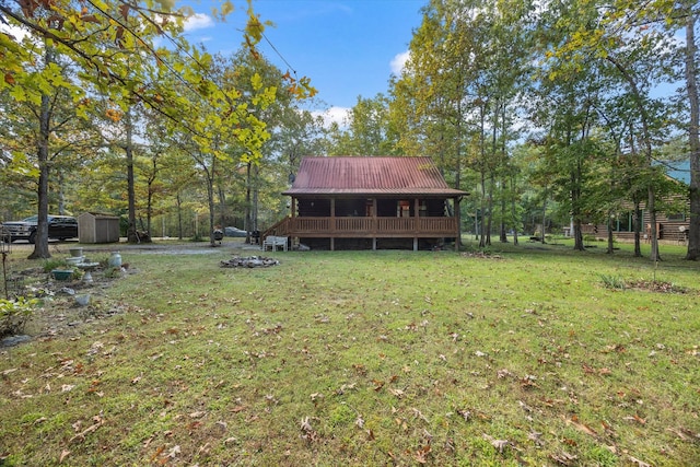 view of yard with a storage shed