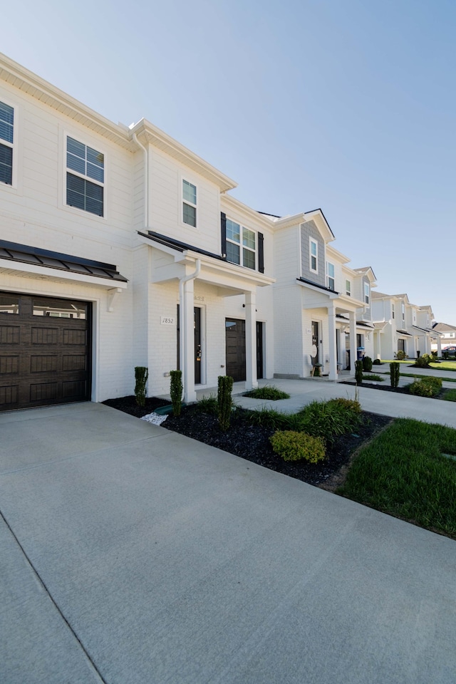 townhome / multi-family property featuring a garage