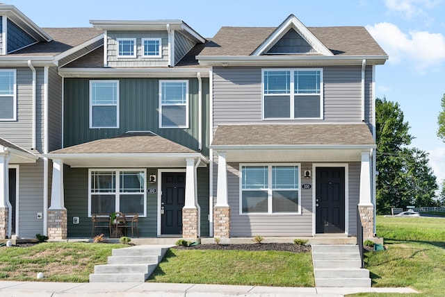 craftsman-style house featuring a front yard