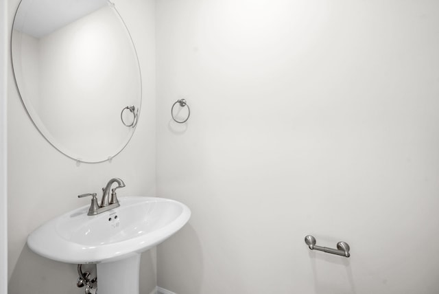 bathroom featuring sink