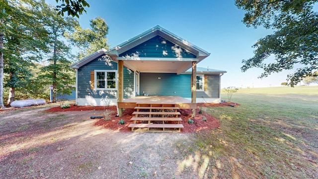 view of front of house featuring a front yard