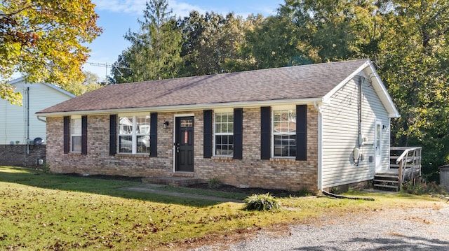 view of front of property featuring a front yard