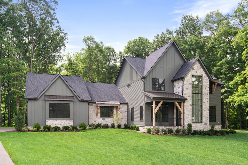 view of front of house with a front lawn