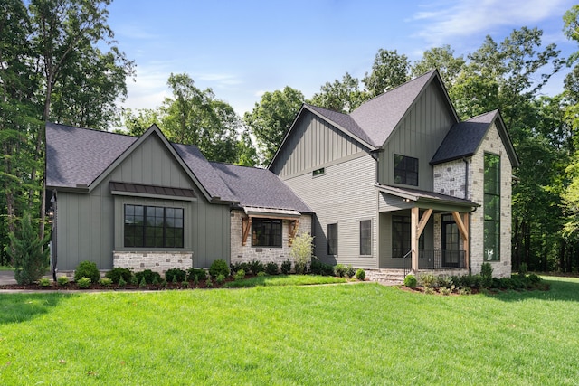 view of front of house featuring a front lawn