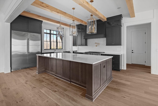 5104 Cobbler Ridge Ct, Franklin, TN 37064 - kitchen featuring tasteful backsplash, a notable chandelier, a large island, light wood-style floors, and appliances with stainless steel finishes