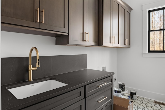 5104 Cobbler Ridge Ct, Franklin, TN 37064 - kitchen featuring dark brown cabinetry, a sink, and dark countertops