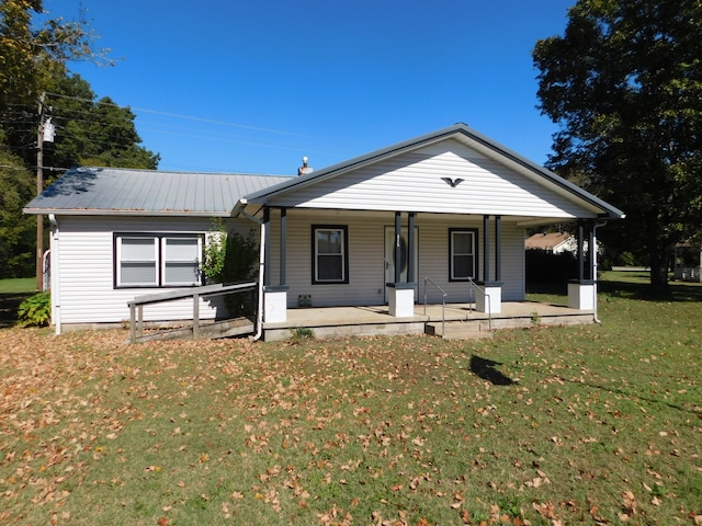 view of front of property featuring covered porch and a front lawn