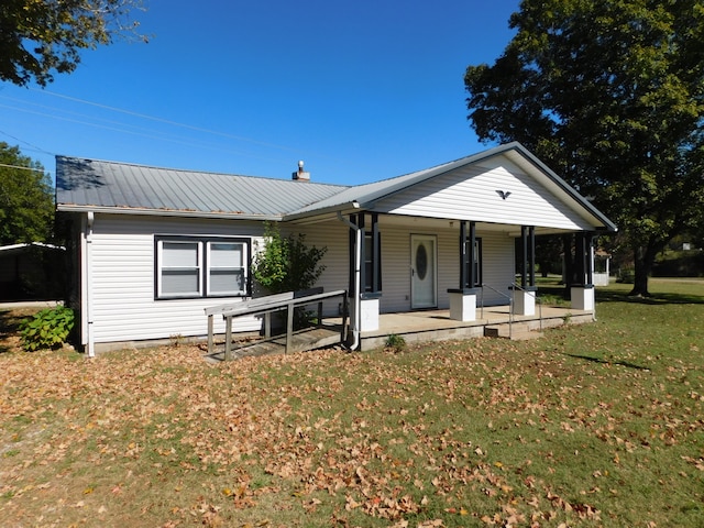 view of front of property featuring a front lawn and covered porch