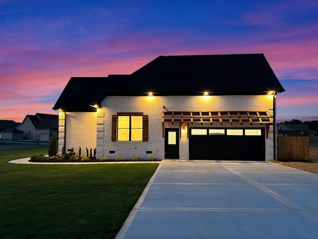 view of front of home featuring a yard and a garage