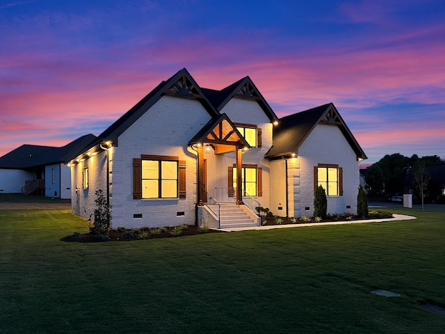 view of front of home featuring a lawn