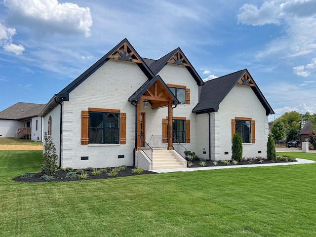 view of front of property featuring a front lawn