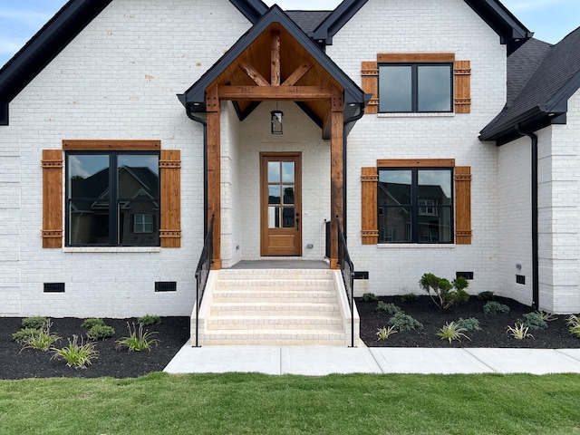 view of front of house featuring a front lawn