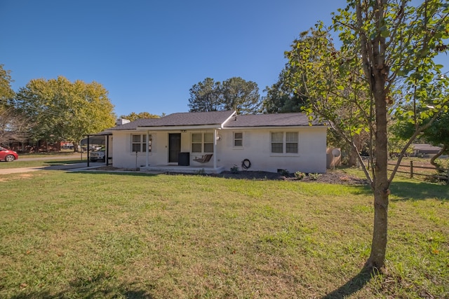 view of front of property featuring a front yard