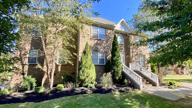 view of front of property featuring a front yard