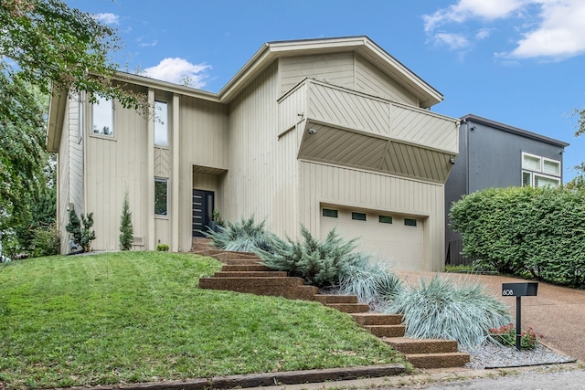 view of front of property featuring a front yard