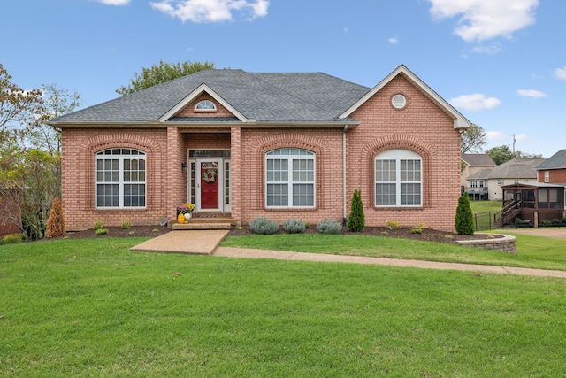 view of front facade featuring a front lawn