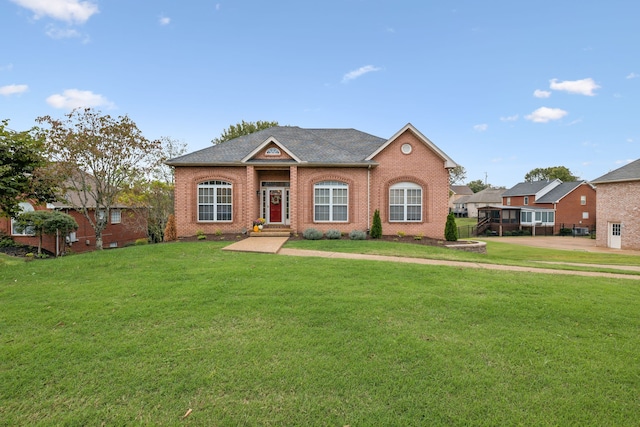 view of front of house featuring a front lawn