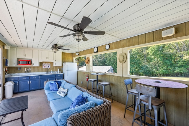 view of patio / terrace featuring a wet bar and ceiling fan