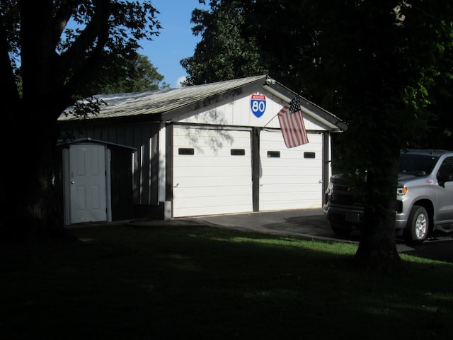 view of detached garage