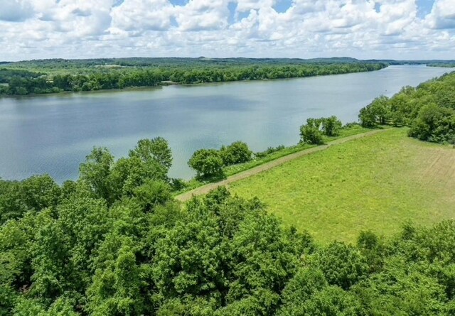 2 Kellys Landing Dr, Linden, TN 37096
