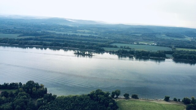 2 Kellys Landing Dr, Linden, TN 37096
