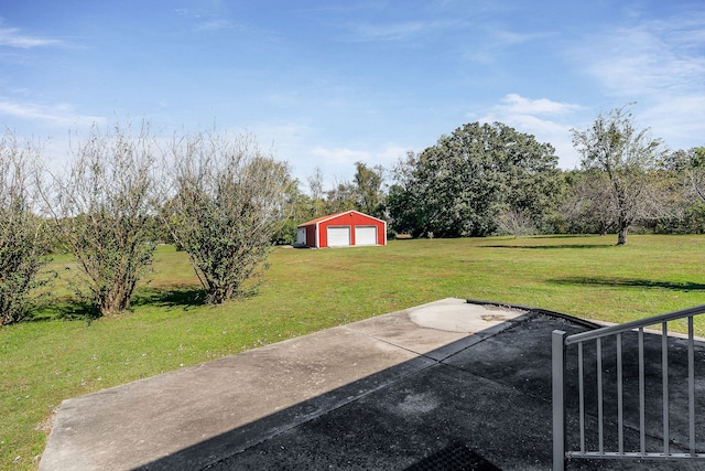 view of yard featuring an outbuilding and a garage