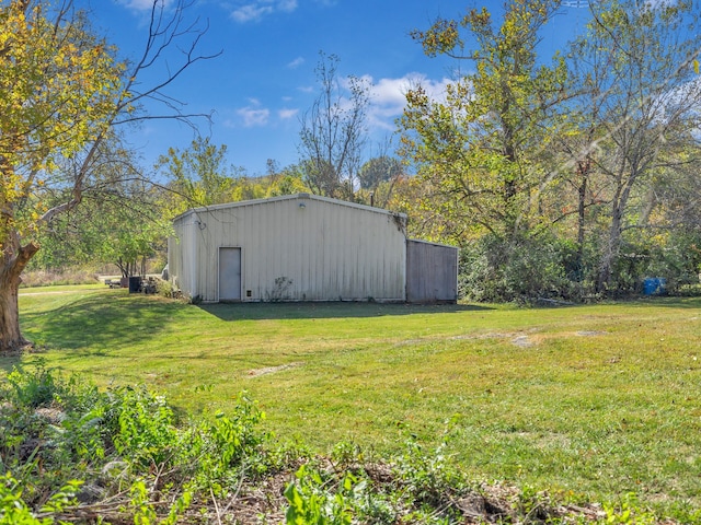 view of yard featuring an outdoor structure