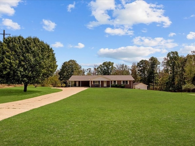 single story home with a front yard