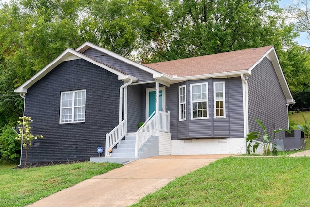 view of front facade featuring a front yard