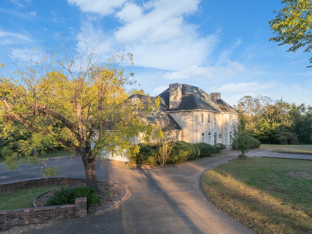 view of front facade with a front lawn