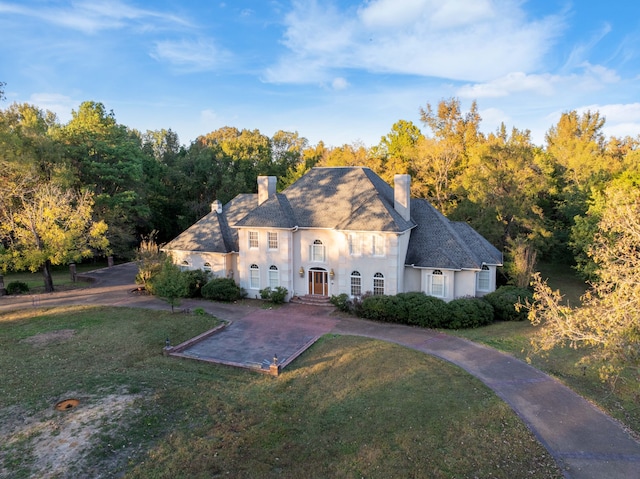 view of front of home featuring a front lawn