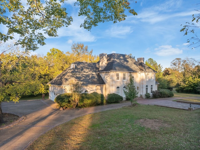 view of front facade featuring a front lawn