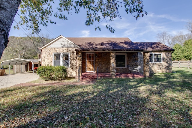 view of front of house with covered porch, a carport, and a front lawn