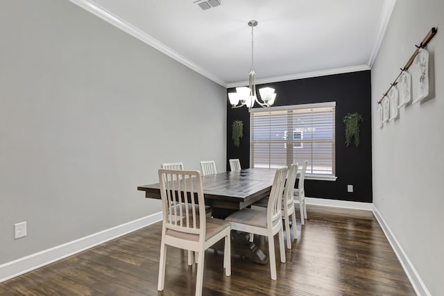 dining room with dark wood-type flooring, crown molding, and a notable chandelier