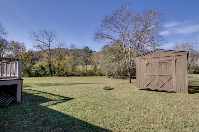 view of yard featuring a storage unit