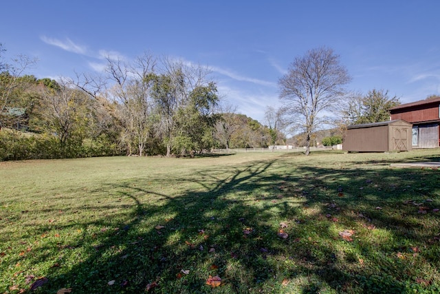 view of yard with an outbuilding