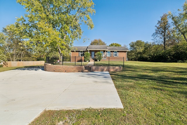 view of front of property featuring a front lawn