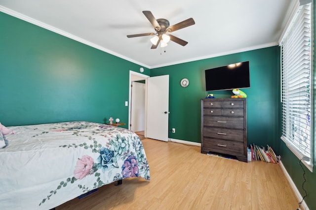 bedroom featuring crown molding, light hardwood / wood-style floors, and ceiling fan