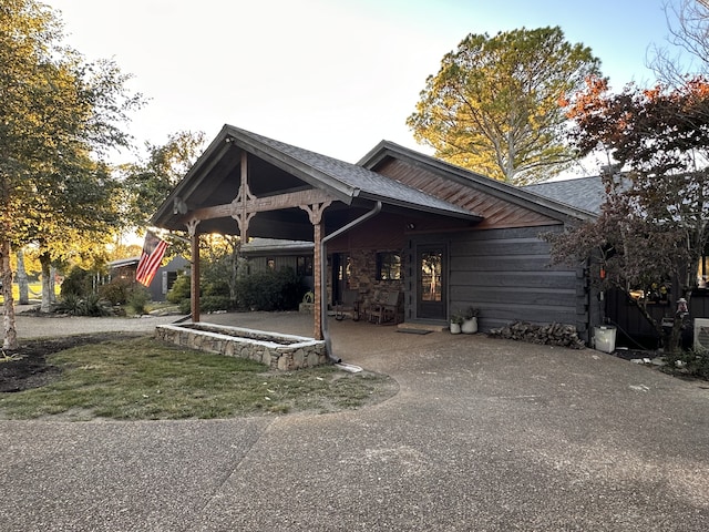 view of front facade featuring a patio