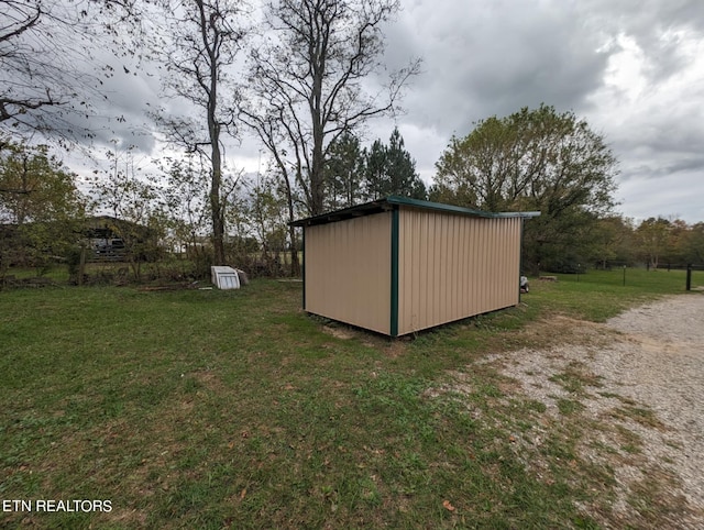 view of outdoor structure featuring a yard