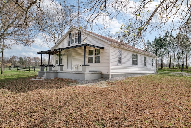 view of front facade featuring covered porch and a front yard