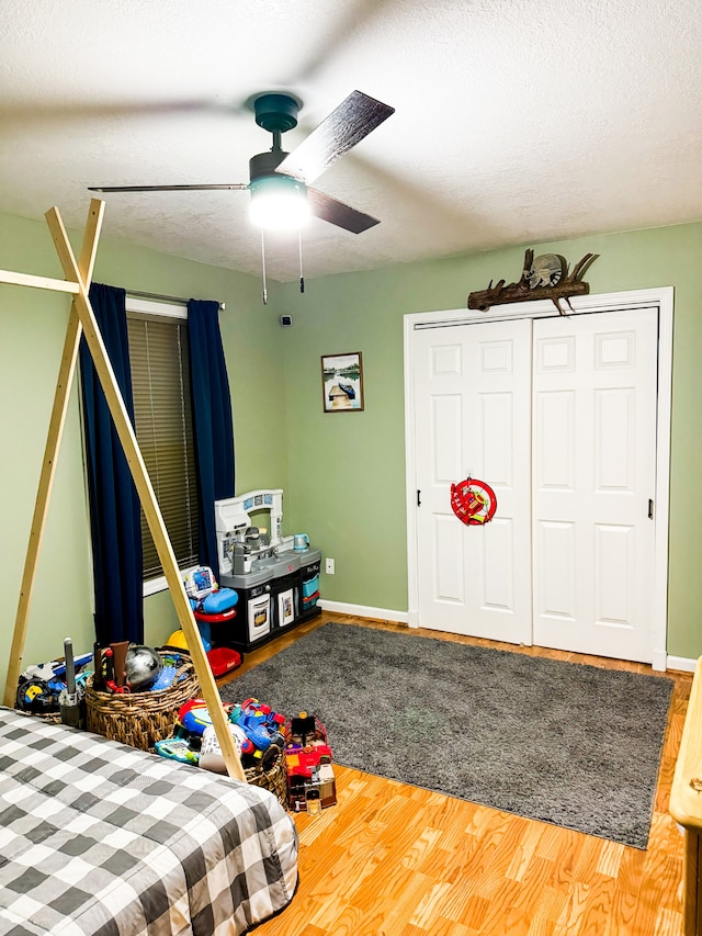 bedroom featuring a closet, ceiling fan, a textured ceiling, and hardwood / wood-style floors