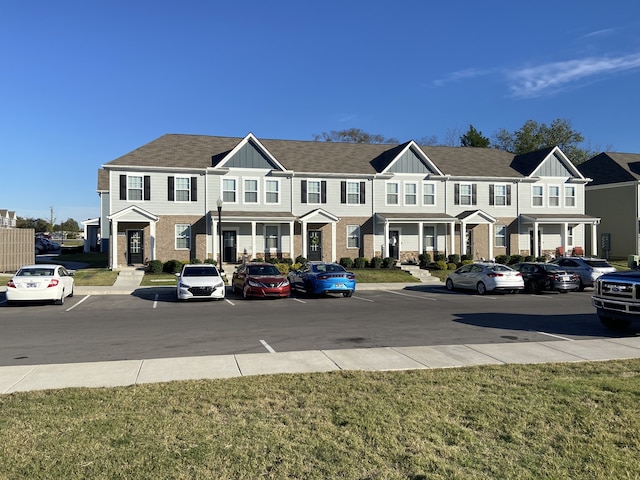 view of front of home featuring a front yard