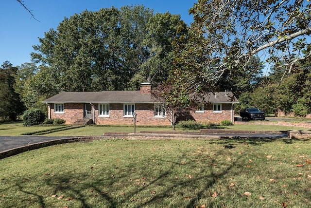 view of front of home featuring a front lawn