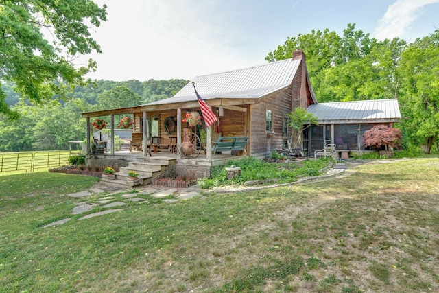 view of front of house featuring a front lawn