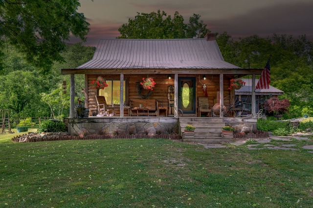 view of front facade with a yard