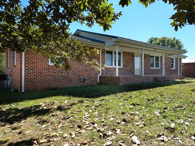 view of front of home with a front lawn