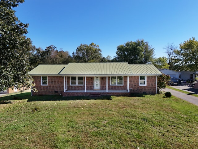 ranch-style home featuring a front lawn