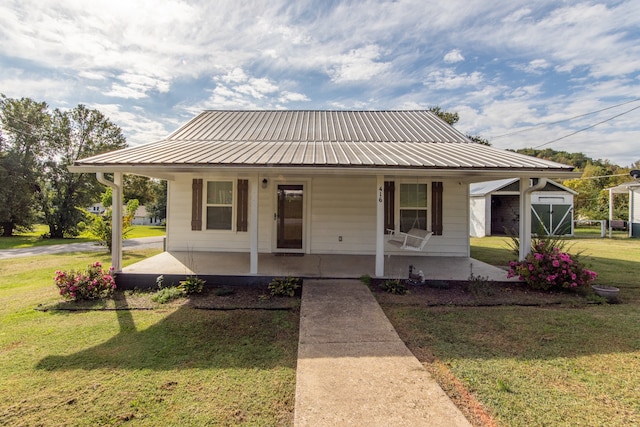 view of front facade featuring a porch and a front lawn